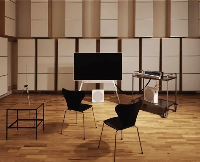 Duńskie laboratorium akustyczne z drewnianymi panelami dźwiękochłonnymi, telewizorem i krzesłami testowymi