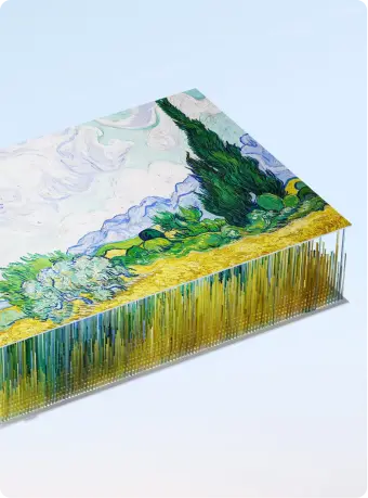 Trójwymiarowa wizualizacja technologii QLED z warstwą obrazu Van Gogha i kolorowymi pryzmatami kwantowymi