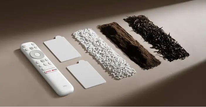 Biały pilot TCL z kartami i suszonymi liśćmi herbaty na brązowej powierzchni w naturalnym świetle