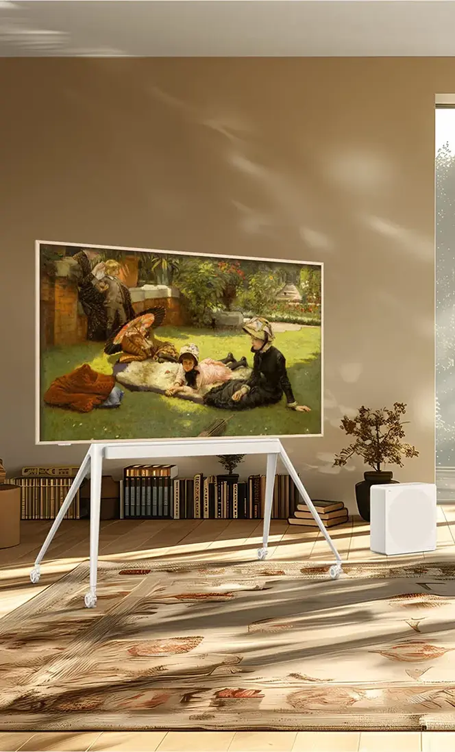 Telewizor TCL z klasycznym obrazem na białym mobilnym stojaku podłogowym na drewnianej podłodze w beżowym pokoju