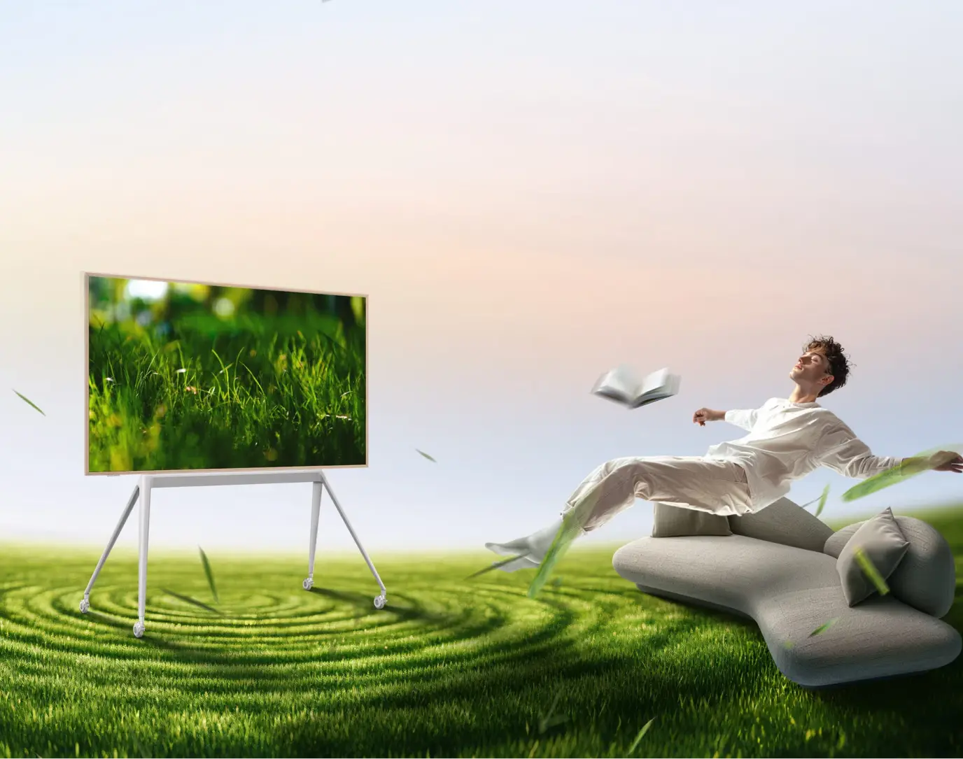 Mężczyzna w białym stroju relaksuje na kanapie przy telewizorze wyświetlającym zieloną trawę w trybie otoczenia
