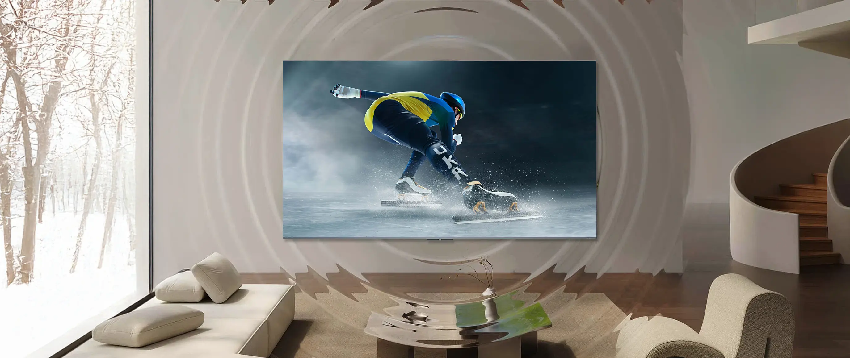 Pokój dzienny z telewizorem wyświetlającym łyżwiarza szybkiego; grafika fal dźwiękowych rozchodzących się od ekranu.