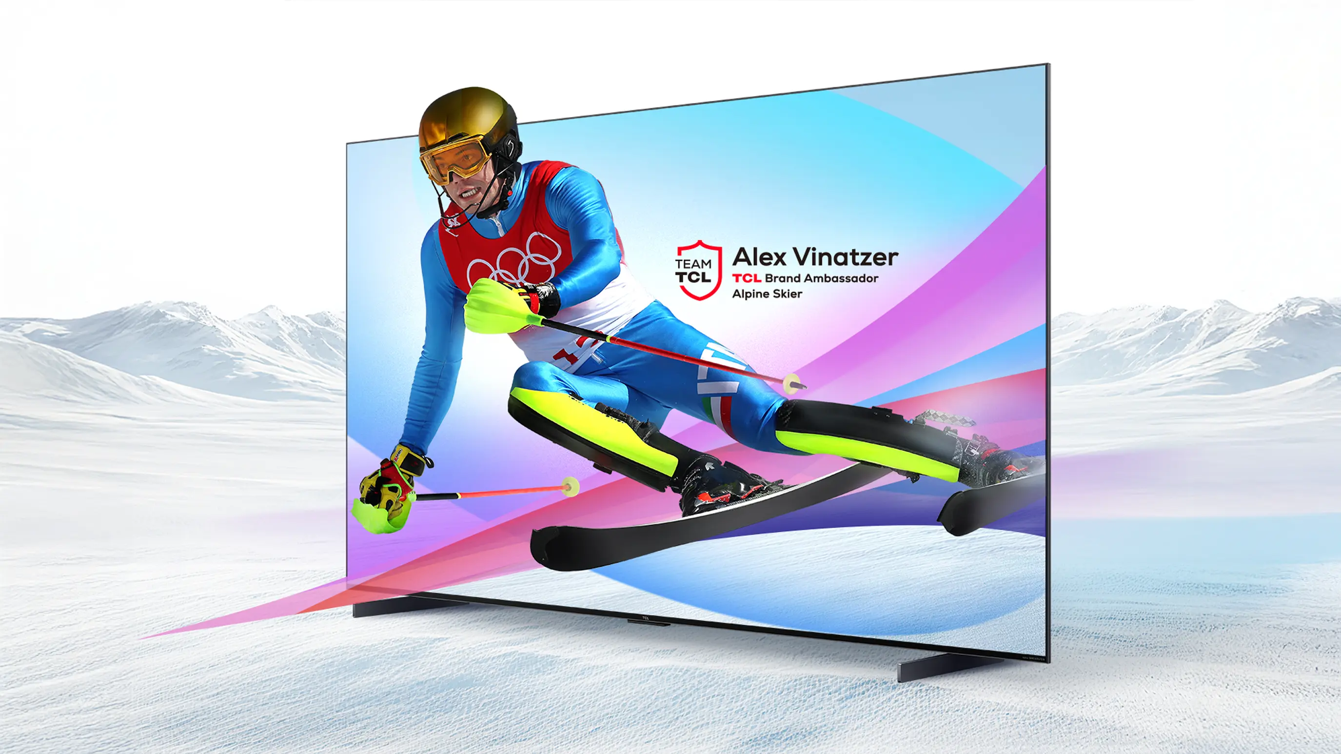 Telewizor Tcl wyświetlający narciarza alpejskiego w dynamicznym zjeździe na tle ośnieżonych gór.