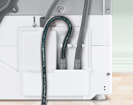 Widok tylnej części suszarki Samsung z widoczną instalacją do podłączenia wody.