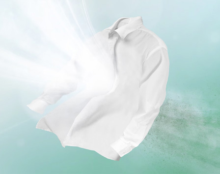 Biała koszula unosząca się w powietrzu, przestawiająca funkcję Air Refresh, czyli odświeżanie ubrań