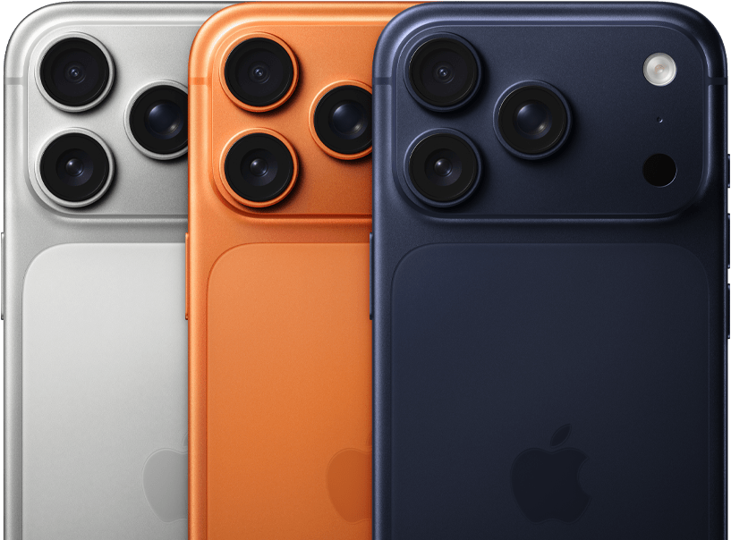 Trzy zachodzące na siebie, częściowo widoczne iPhone’y 17 Pro pokazane tyłem. Kolory: srebrny, kosmiczny pomarańcz i głębinowy błękit. Każdy z 3 modeli ma system Pro aparatów Fusion w lewym górnym rogu, 3 obiektywy, mikrofon, flesz i logo Apple pośrodku