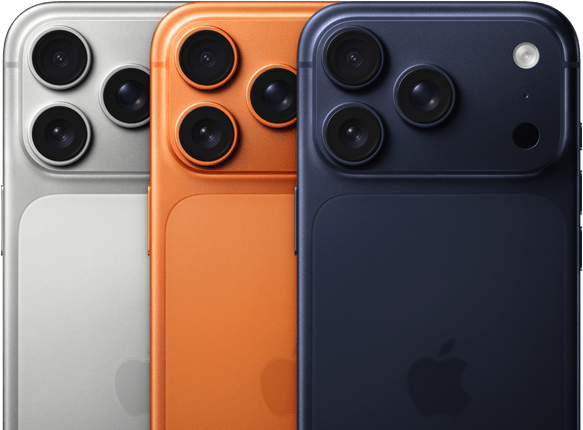 Trzy zachodzące na siebie, częściowo widoczne iPhone’y 17 Pro pokazane tyłem. Kolory: srebrny, kosmiczny pomarańcz i głębinowy błękit. Każdy z 3 modeli ma system Pro aparatów Fusion w lewym górnym rogu, 3 obiektywy, mikrofon, flesz i logo Apple pośrodku