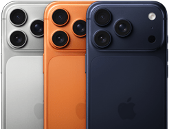 Trzy zachodzące na siebie, częściowo widoczne iPhone’y 17 Pro pokazane tyłem. Kolory: srebrny, kosmiczny pomarańcz i głębinowy błękit. Każdy z 3 modeli ma system Pro aparatów Fusion w lewym górnym rogu, 3 obiektywy, mikrofon, flesz i logo Apple pośrodku