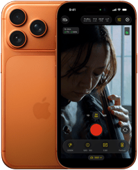 Dwa iPhone’y 17 Pro w kolorze kosmicznego pomarańczu. Jeden ustawiony przodem z widocznym na ekranie wideo w trakcie nagrywania. Drugi ustawiony tyłem, prezentujący trzy aparaty urządzenia
