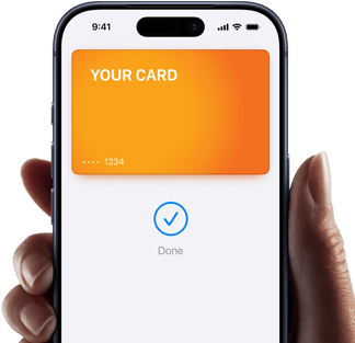 Dłoń trzymająca iPhone’a, na ekranie urządzenia są aplikacja Portfel Apple i dodana do niej karta