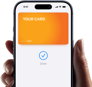 Dłoń trzymająca iPhone’a, na ekranie urządzenia są aplikacja Portfel Apple i dodana do niej karta