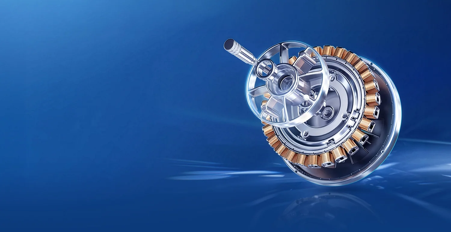 Silnik pralki z miedzianymi cewkami i metalowymi elementami na niebieskim tle.