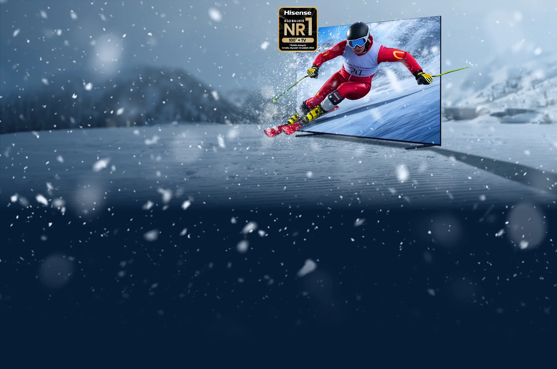 Narciarz w czerwonym stroju wyłania się z ekranu telewizora Hisense na tle zimowego krajobrazu.