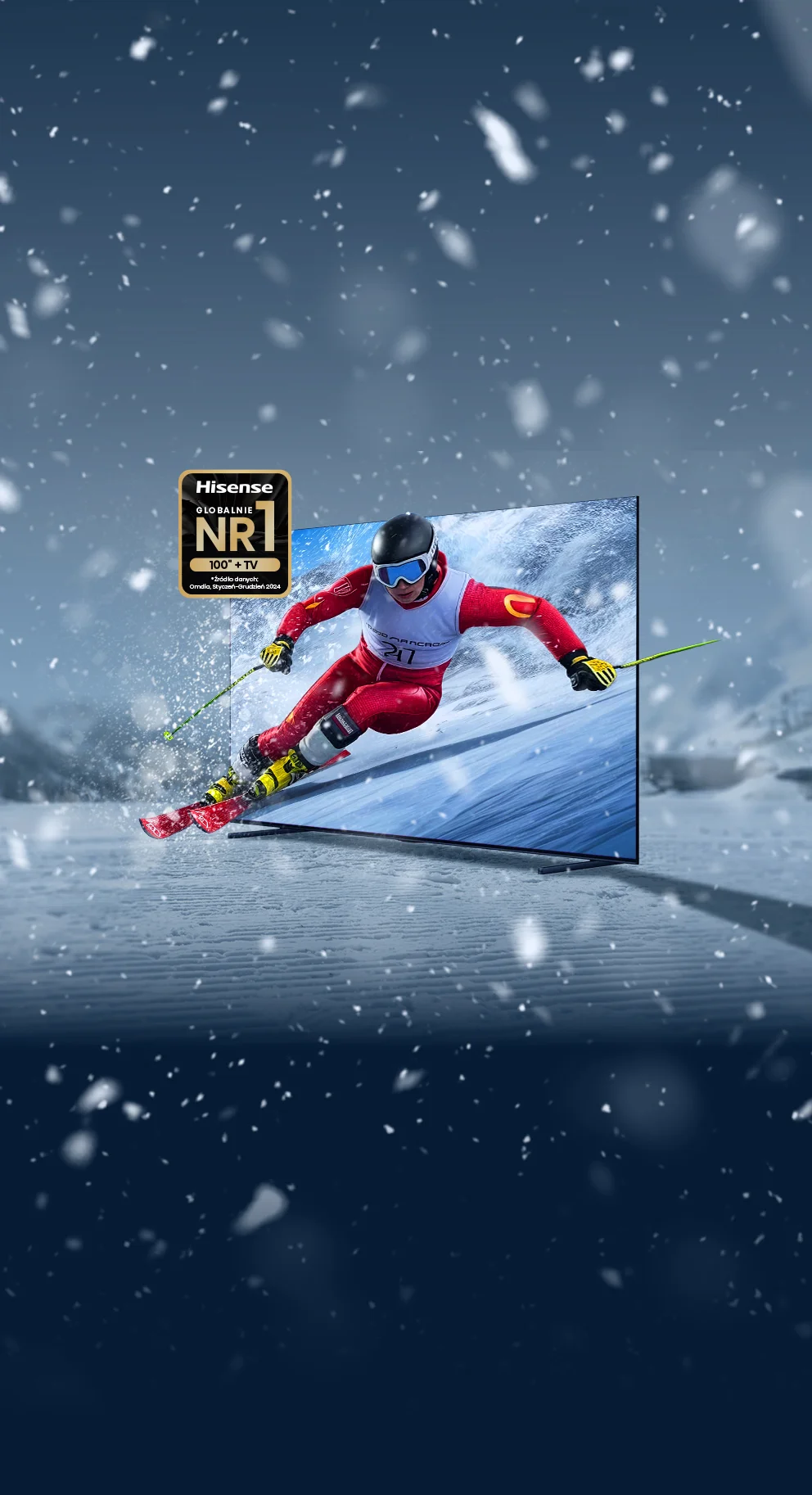 Narciarz w czerwonym stroju widoczny na ekranie telewizora Hisense, otoczony padającym śniegiem.