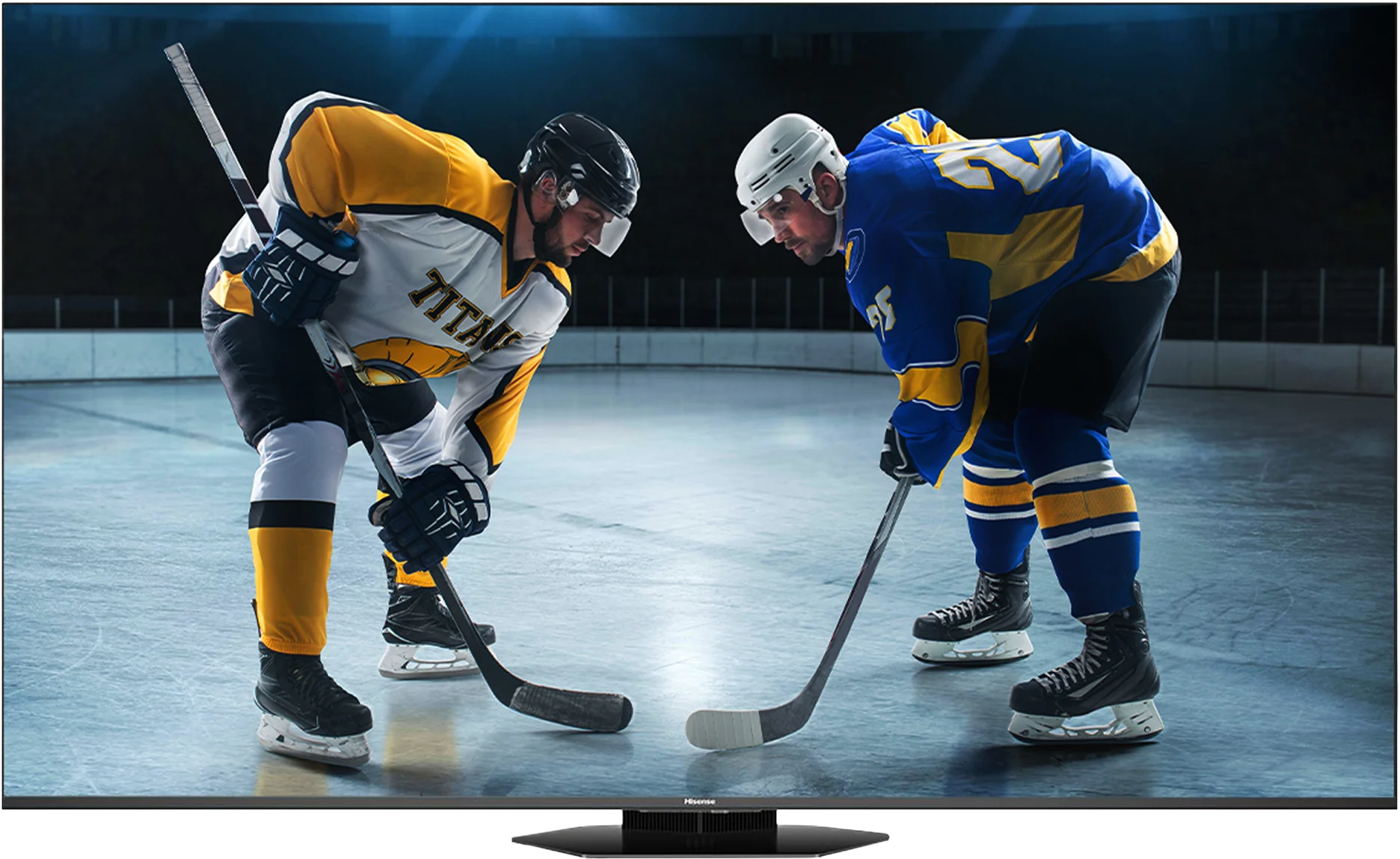 Na ekranie telewizora Hisense hokeiści w strojach sportowych podczas meczu na lodowisku, z kijami gotowymi do gry.