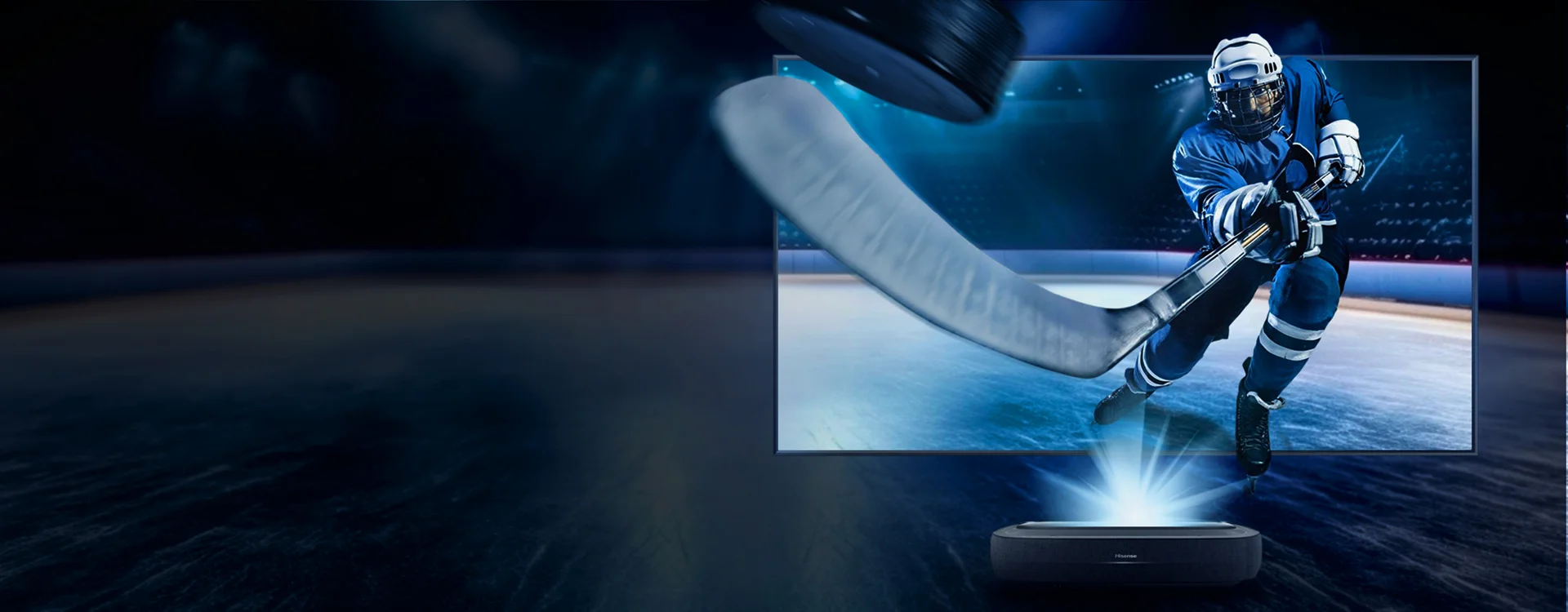 Zawodnik hokeja wyświetlany przez Laser TV Hisense z efektem wychodzącym poza ekran projektora.