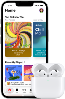 iPhone 17e, przód obudowy, na ekranie apka Apple Music z otwartym ekranem początkowym, obok AirPods Pro 3 w otwartym etui ładującym MagSafe