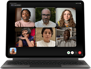 iPad Air podłączony do klawiatury Magic Keyboard, kolor czarny, na ekranie widać grupową rozmowę przez FaceTime