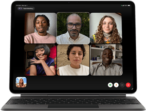 iPad Air podłączony do klawiatury Magic Keyboard, kolor czarny, na ekranie widać grupową rozmowę przez FaceTime