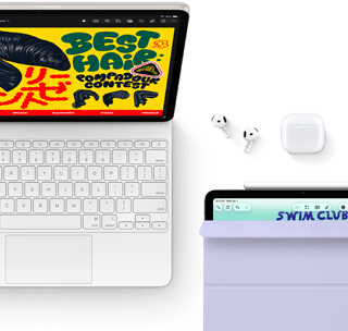 iPad Air, kolor księżycowej poświaty, kolorowa grafika na ekranie, podłączony do klawiatury Magic Keyboard, słuchawek AirPods Pro i Apple Pencil Pro