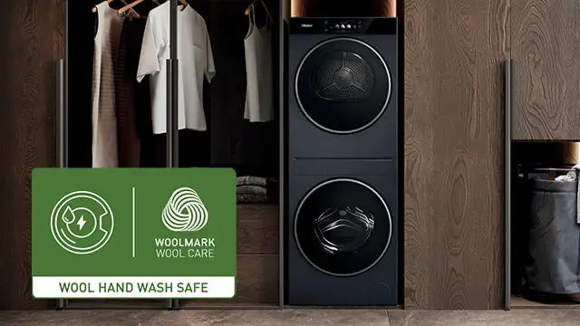 Pralka i suszarka w zabudowie drewnianej z certyfikatem Woolmark Wool Care na zielonym tle.