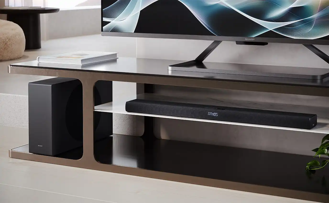Nowoczesny stolik o minimalistycznym designie z telewizorem z płaskim ekranem. Poniżej znajduje się soundbar i subwoofer.