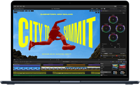 Częściowo widoczny ekran MacBooka Air wyświetlający proces montażu wideo, który demonstruje możliwości czipa M5
