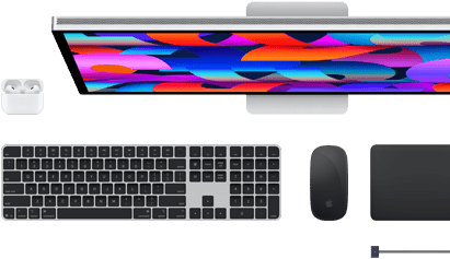 Akcesoria do Maca: Airpods, monitor Studio Display, klawiatura Magic Keyboard, mysz Magic Mouse, gładzik Magic Trackpad, przewód do ładowania MagSafe w kolorze gwiezdnej czerni