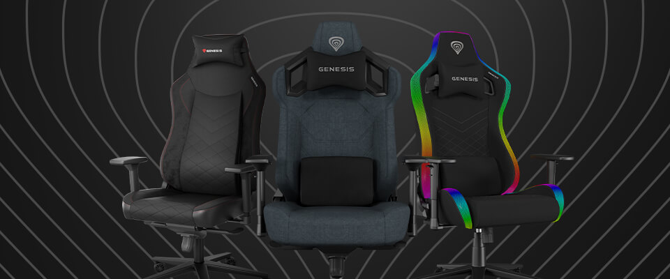 Trzy fotele gamingowe na ciemnym tle z delikatnym wzorem