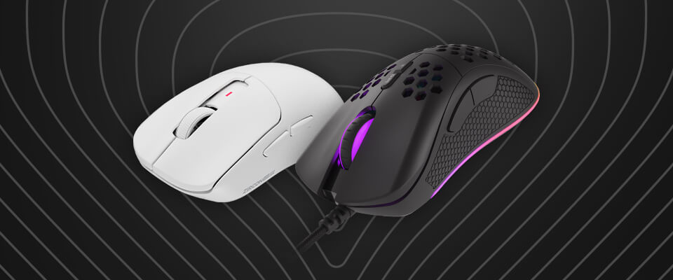 Dwie myszy komputerowe (biała i czarna) na ciemnym tle z geometrycznym wzorem