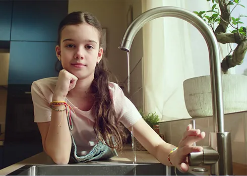 Myjąc naczynia w zmywarce oszczędzasz wodę