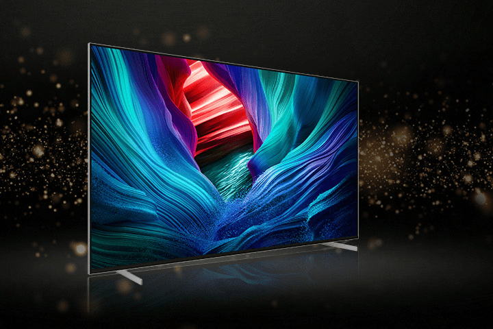 Telewizor pokazany od boku na czarnym tle ze złotymi elementami.