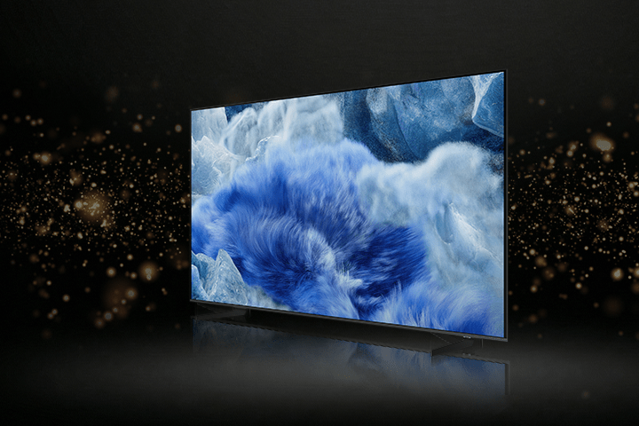 Telewizor plazmowy pokazany od lewego boku z niebieskim obrazem na ekranie.