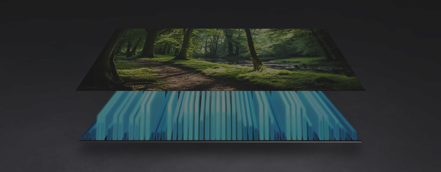 Ekran, na którym widać wnętrze lasu, lewitujący nad jasnoniebieskimi, cienkimi płytkami stojącymi pionowo.