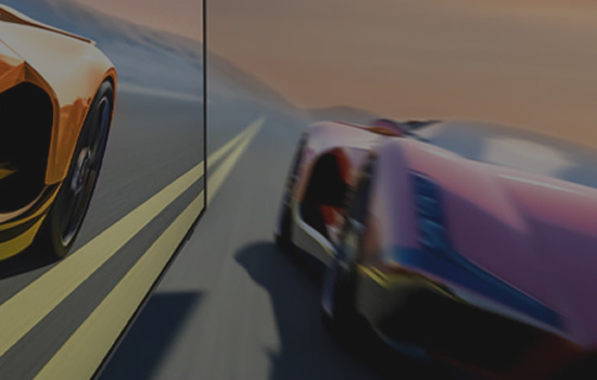 Różowy samochód sportowy wyprzedzający żółty samochód na asfaltowej drodze.