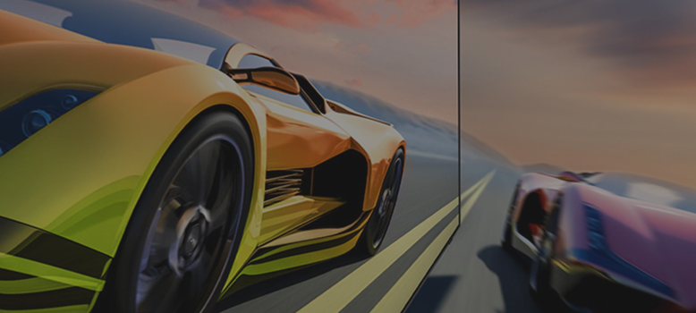 Żółty i różowy samochód ścigają się ze sobą na równej drodze.