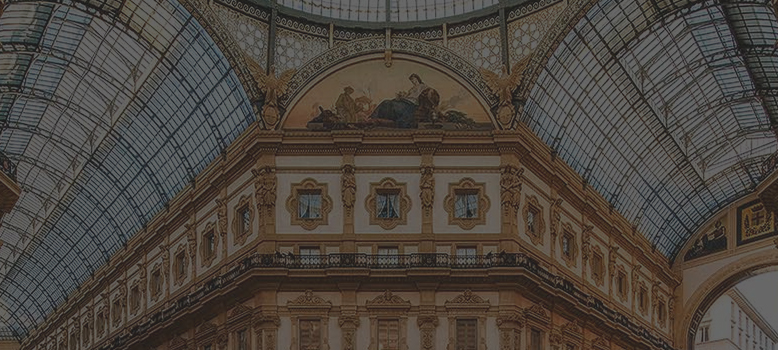 Jasne wnętrze eleganckiego, przeszklonego budynku w stylu eklektycznym.