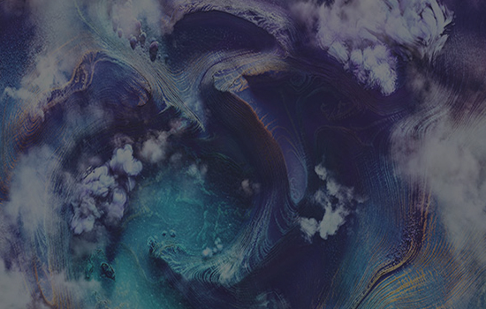 Widok z lotu ptaka na zachmurzone środowisko złożone z nieregularnych kształtów w kolorze niebieskim.