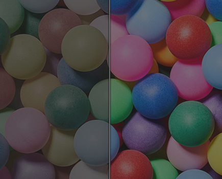 Kolorowe kulki podzielone linią, która nadaje efektu matowości na połowie ekranu.