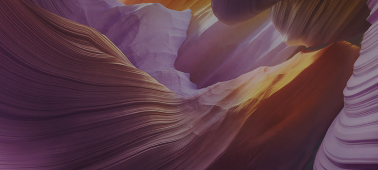 Różowo-pomarańczowe, nieregularne formacje skalne.