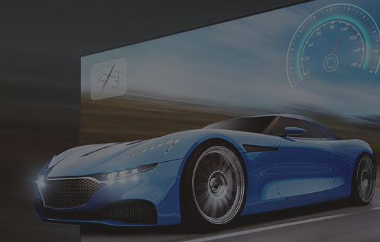 Niebieski samochód na drodze, znajdujący się na ekranie telewizora.