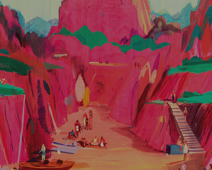 Kanion w wyrazistych, czerwonych odcieniach z zieloną trawą rosnącą na jego górze.