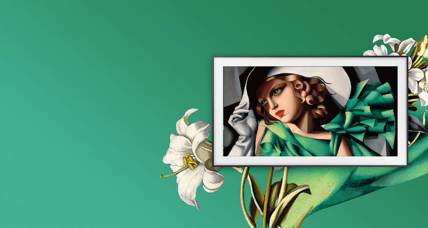 Ekran z kobietą w zielonej sukni w tylu vintage i białym kapeluszu na zielonym tle z kilkoma białymi kwiatami.