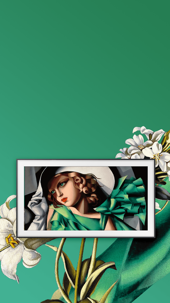 Ekran z kobietą w zielonej sukni w tylu vintage i białym kapeluszu na zielonym tle z kilkoma białymi kwiatami.
