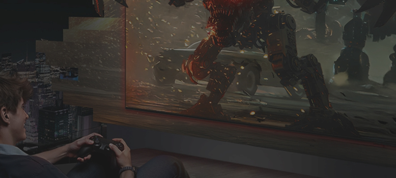 Uśmiechnięty mężczyzna grający na telewizorze w grę wideo za pomocą pada do gier.