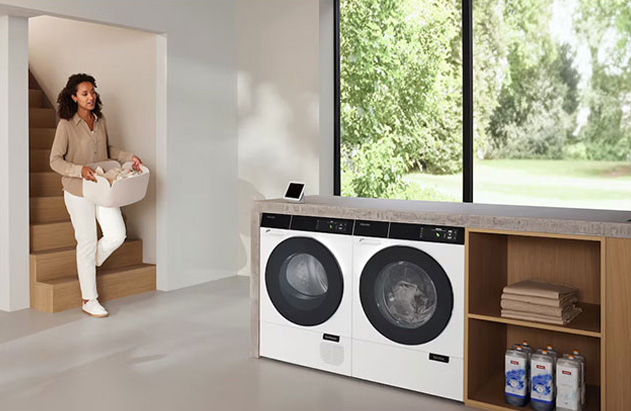 Kobieta schodząc po schodzach niesie w koszu pranie