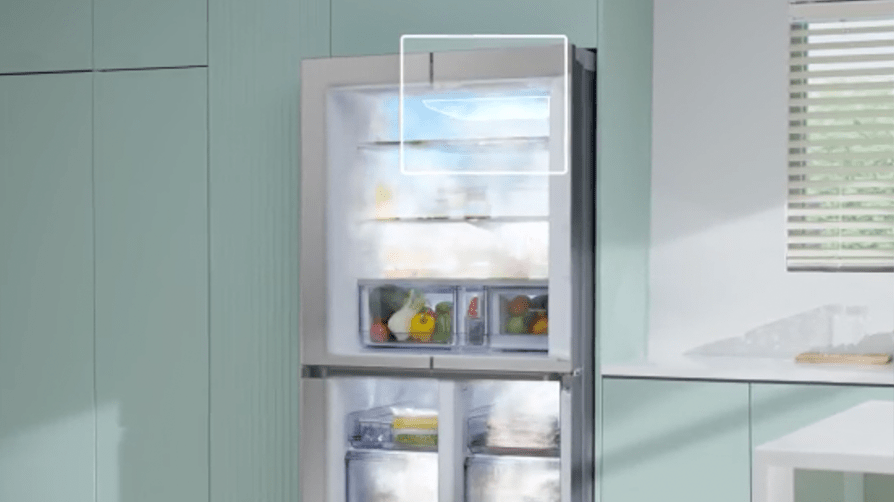 Lodówka Samsung Bespoke AI z technologią AI Hybrid Cooling zapewniającą świeżość produktów.