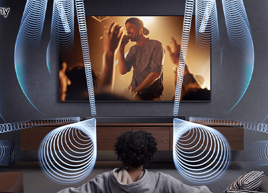 Ekrany przedstawiające ludzi obok głównego ekranu, na którym widnieje las.