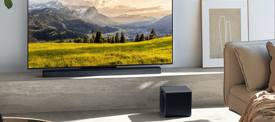 Niebieski samochód na drodze, znajdujący się na ekranie telewizora.