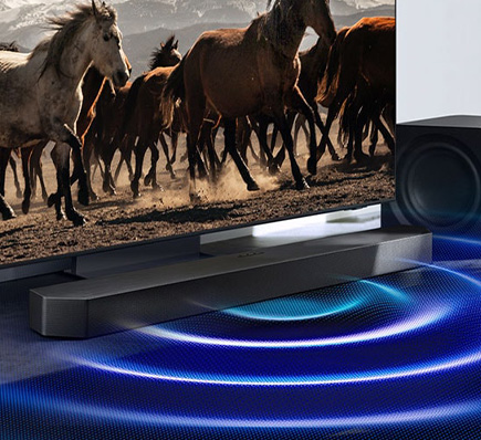 Dziecko całujące brązowego psa na zielonej łące.